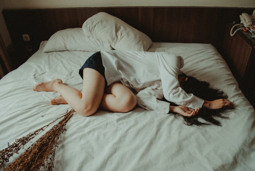 ベッドで横になっている女性